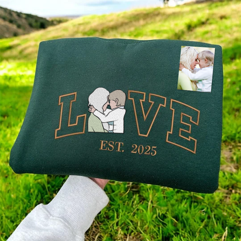 Loversdovey Personalized Embroidered Photo Mom LOVE Est Year Crewneck/Hoodie/T-shirt